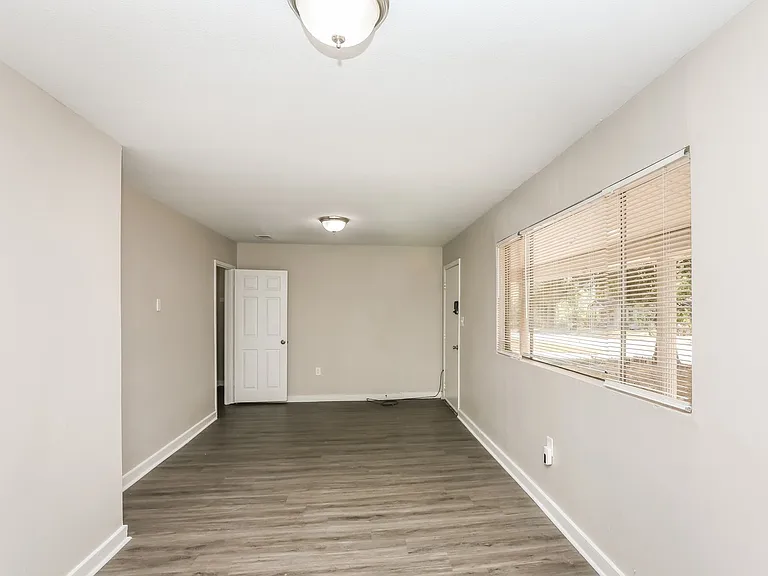 686839_018_living_room_13139000.jpg