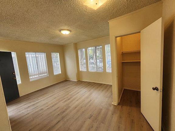 5th image of 534 W 47th St #2
