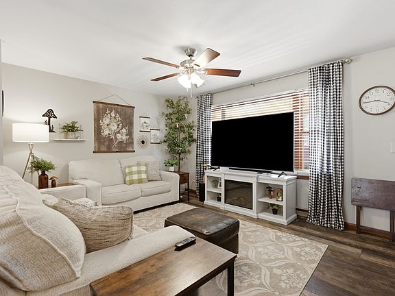 3rd image of 10404 Pinehurst Ct