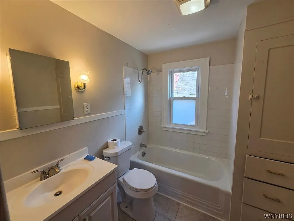 3 bed, 1.0 bath, 1912 sqft, $1,200 — Photo 4
