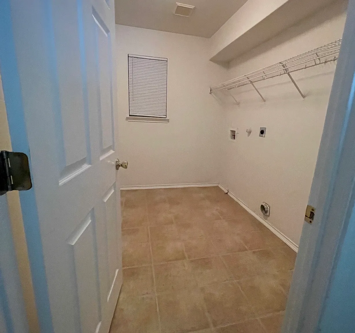 5 bed, 3.5 bath, 2439 sqft, $2,050 — Photo 4