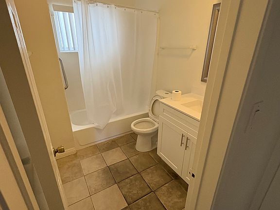 3rd image of 429 W Glenoaks Blvd APT 4