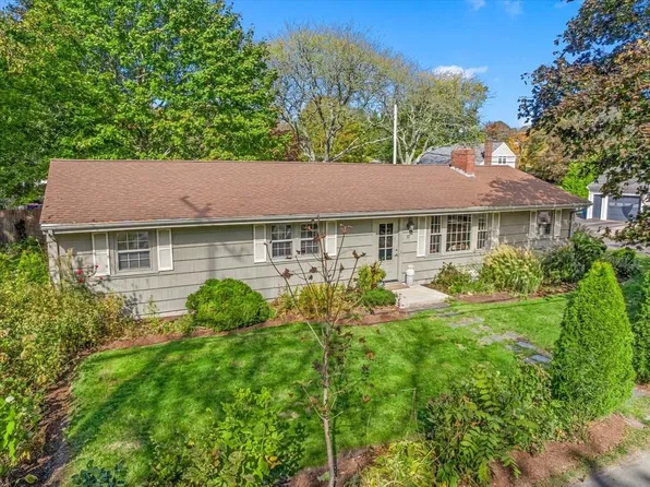 17 Marion Rd, Mattapoisett, MA 02739