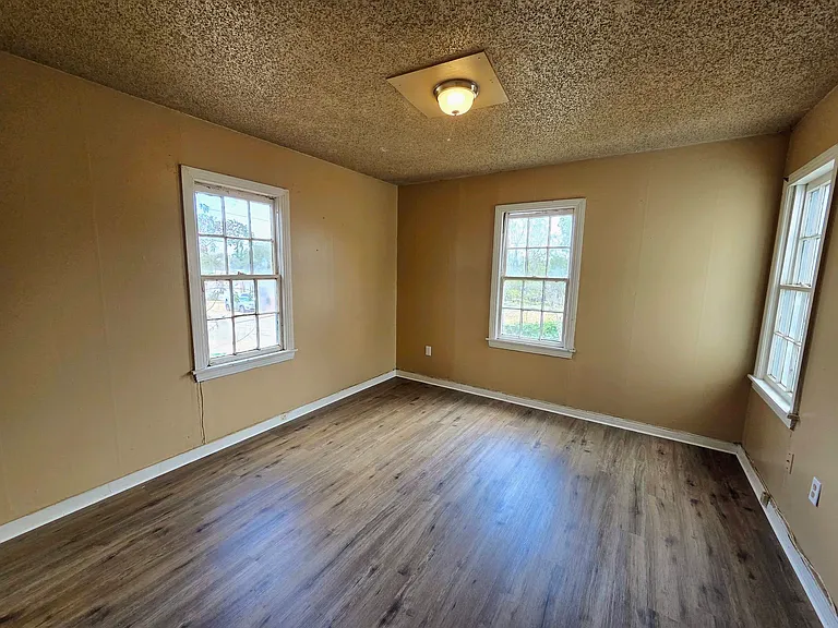 1319 Sycamore St — Photo 23