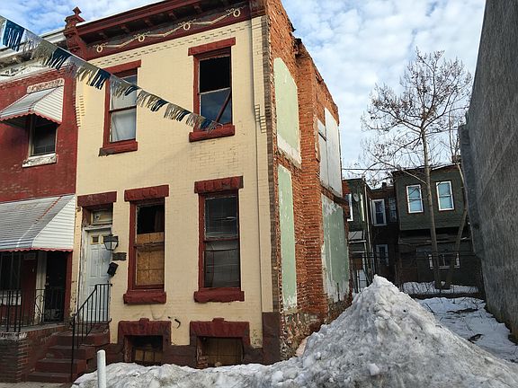 4th image of 2447 N Myrtlewood St