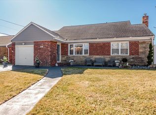 1075 Frances Dr, Valley Stream, NY 11580