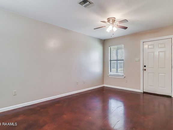 4th image of 315 Woodcrest Cir