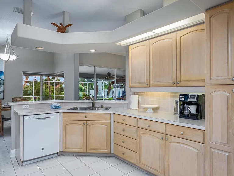 315 Charles Dr — Photo 10