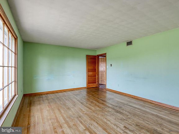4th image of 1020 Farmview Dr