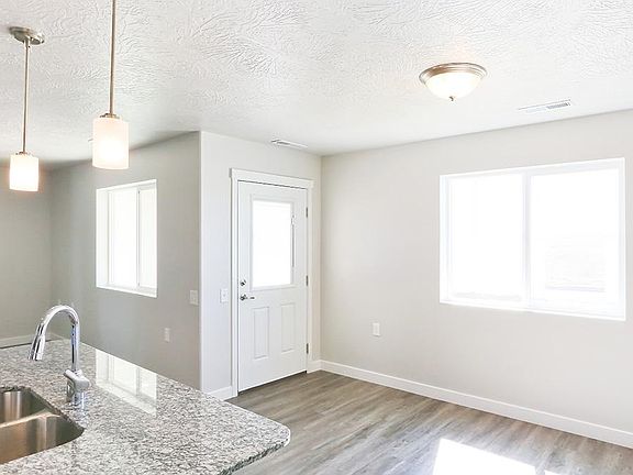 4th image of 1112 Tulip Dr