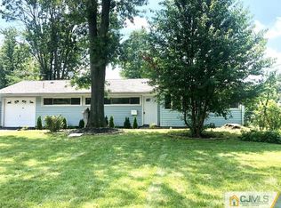 21 Palmer Rd, Kendall Park, NJ 08824