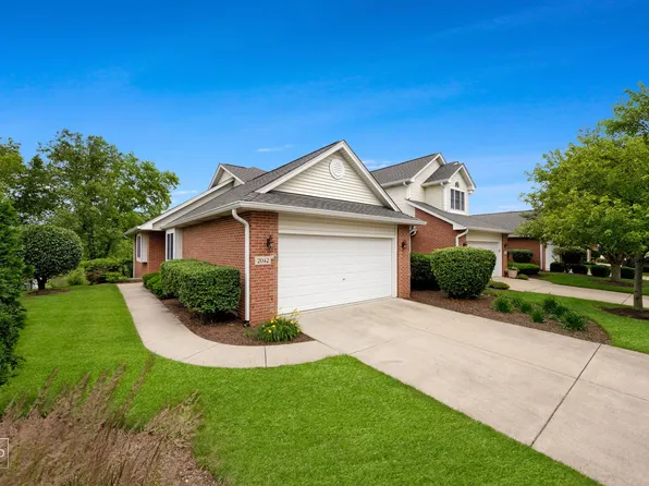 2042 Waterford Ln, Woodridge, IL 60517