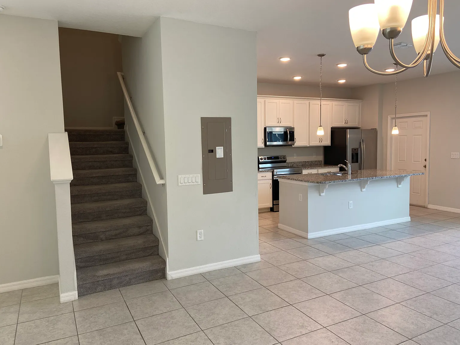 3 bed, 2.5 bath, 1834 sqft, $2,150 — Photo 3