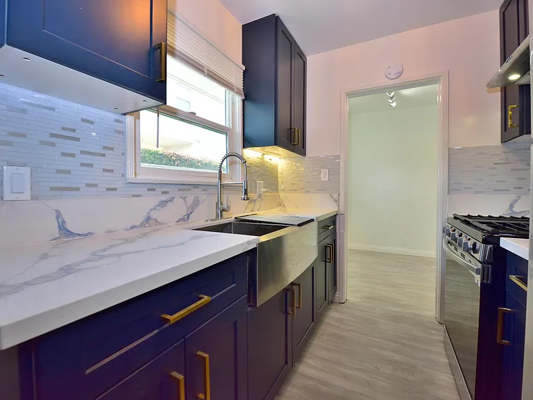 fully upgraded kitchen, in-unit washer dryer