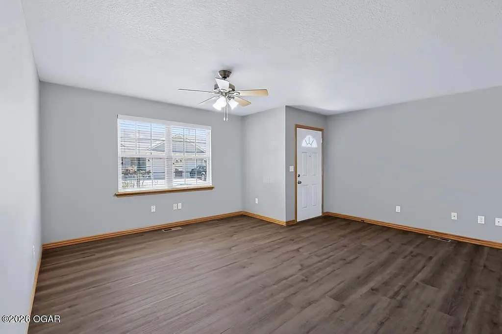 3 bed, 2.0 bath, 1060 sqft, $1,450 — Photo 2