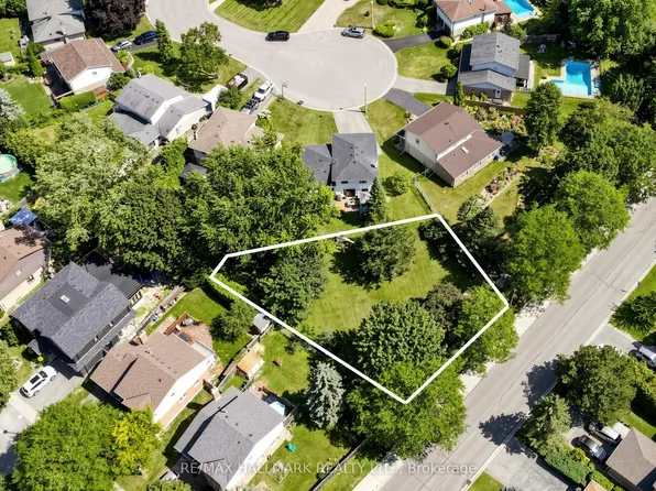 20 Oak Ct #2, Aurora, ON L4G 3J6