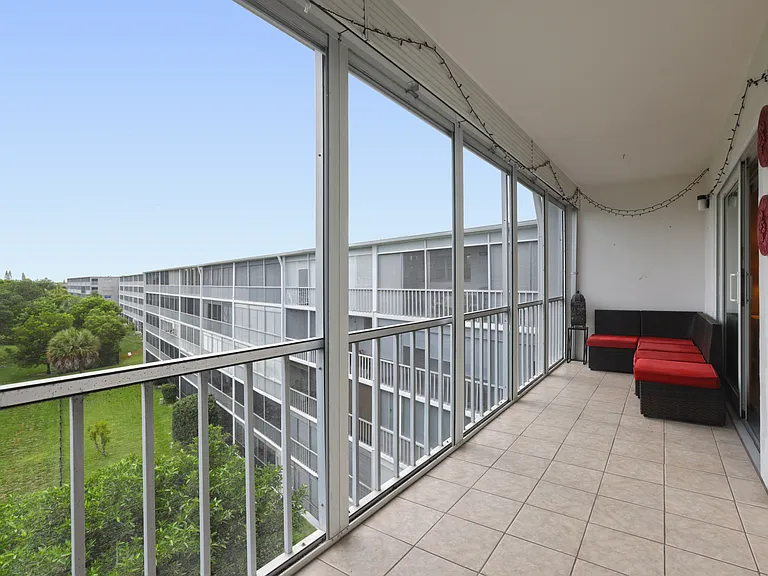 950 Hillcrest Dr #507 — Photo 12