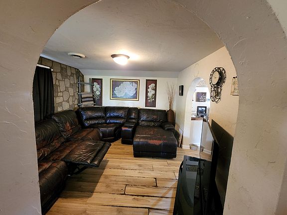 3rd image of 1835 Hillcrest Ave
