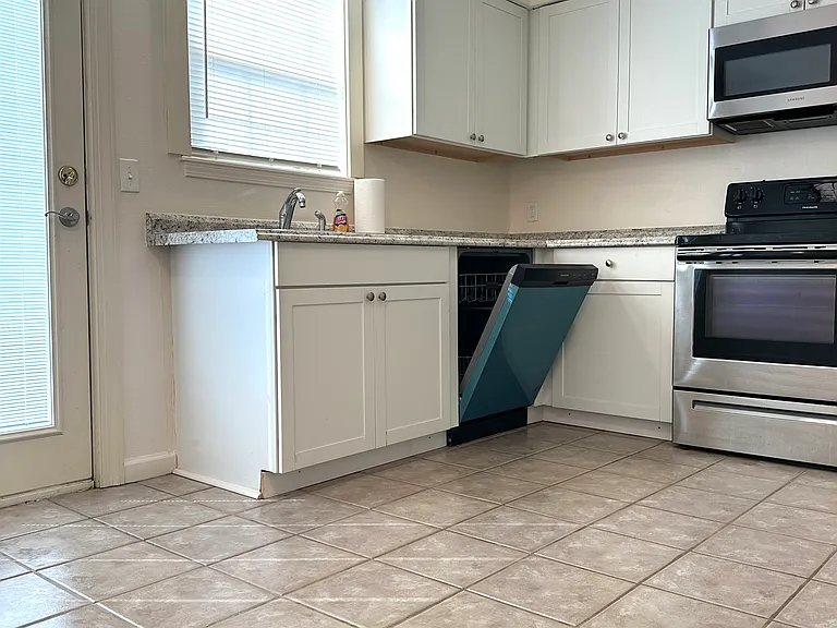 1370 N Oakland Ave #1 — Photo 4