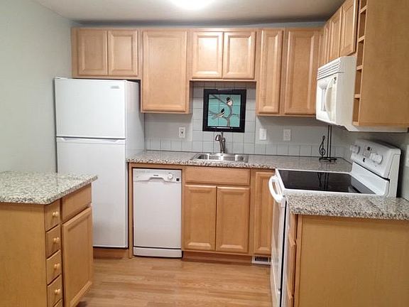 3rd image of 1716 Sweetbriar Ave