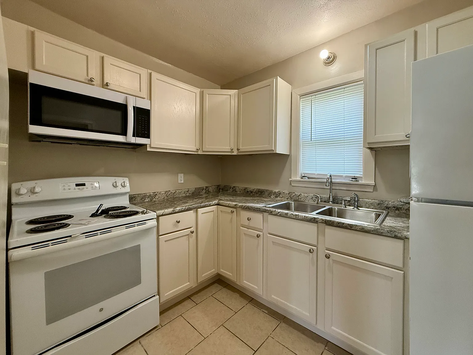 2 bed, 767 sqft, $850 — Photo 2