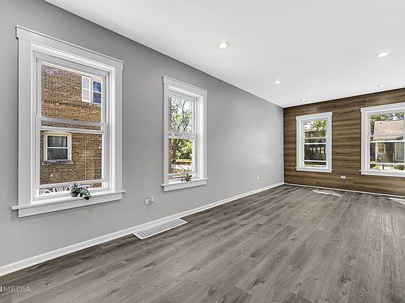 5th image of 12131 Greenwood Ave