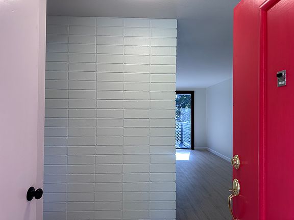 3rd image of 3050 Longview Dr