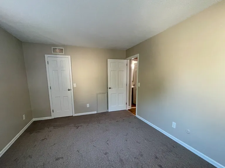 105 E Sands St — Photo 11