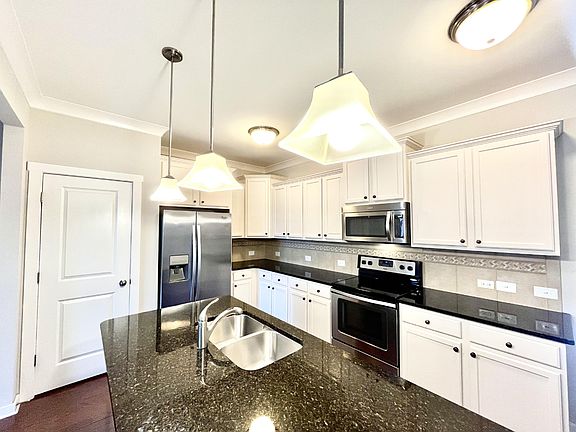 5th image of 412 Shakespeare Dr