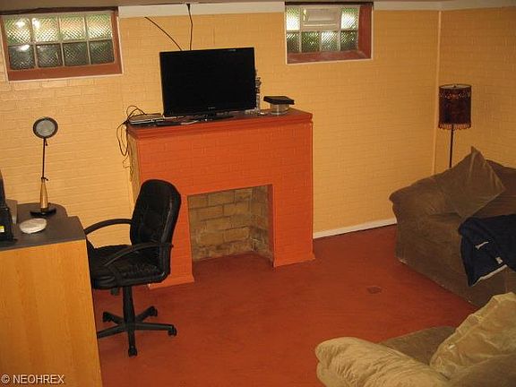 4th image of 15708 Throckley Ave