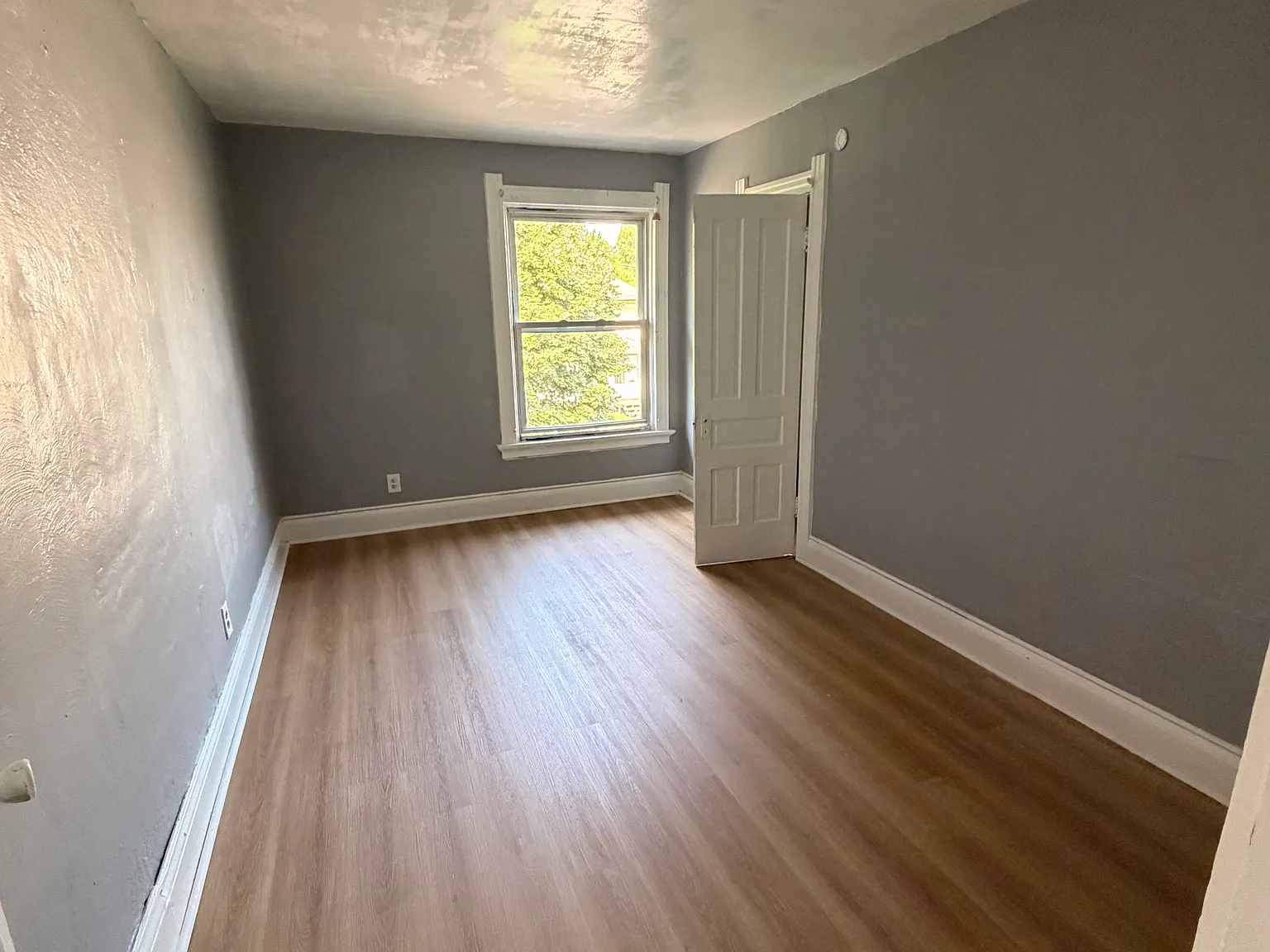 3 bed, $1,000 — Photo 2