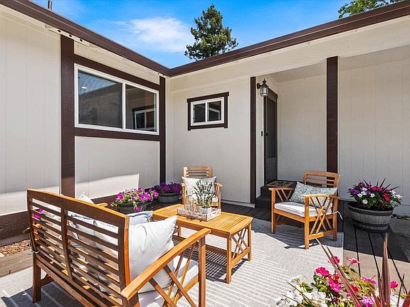 4th image of 1588 Gladstone Way