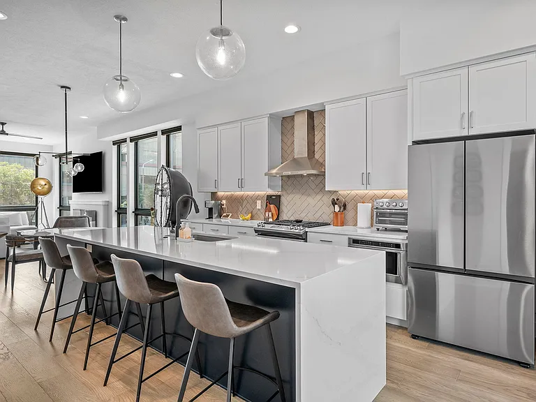 1403 Superior Ave E — Photo 17