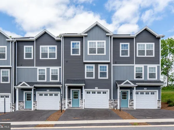 180 Highpoint Park Dr, Pleasant Gap, PA 16823
