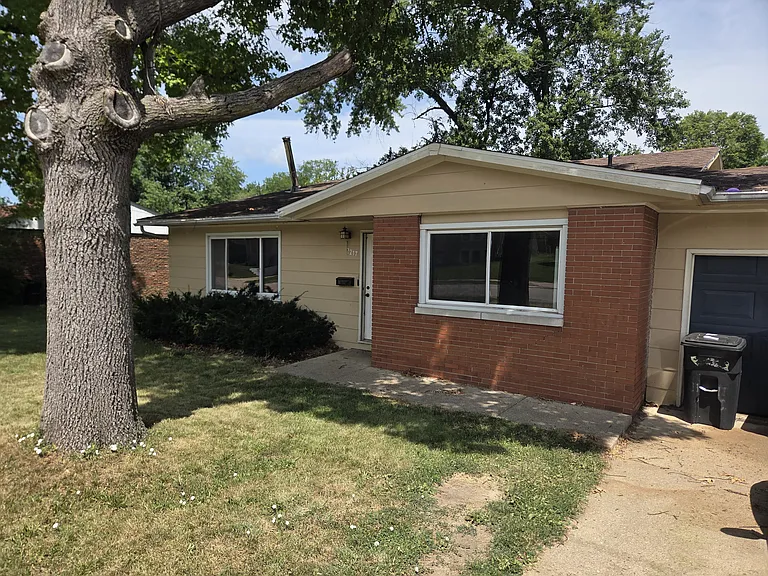 2217 Willow St — Photo 1