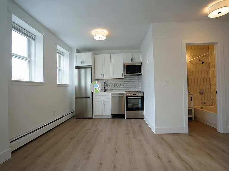 740 E 7th St — Photo 12