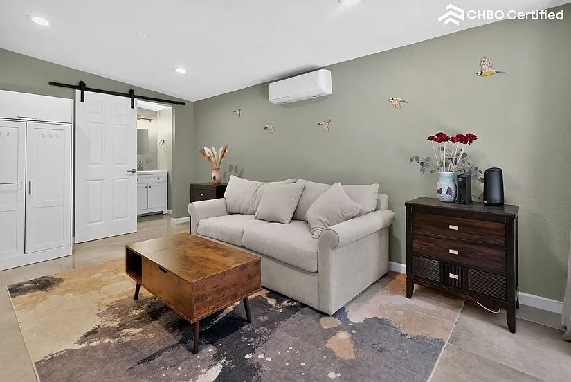 Furnished Home Walkable to Disneyland — Photo 3