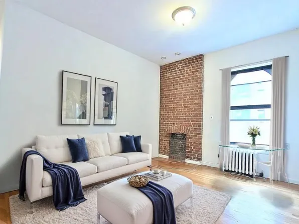 1402 Lexington Avenue image 1 of 7