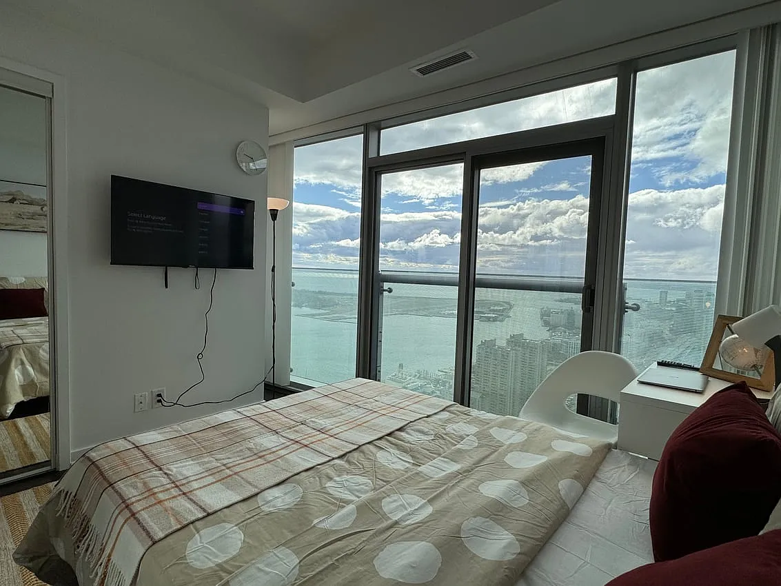 Master Room - York St & Bremner Blvd — Photo 3