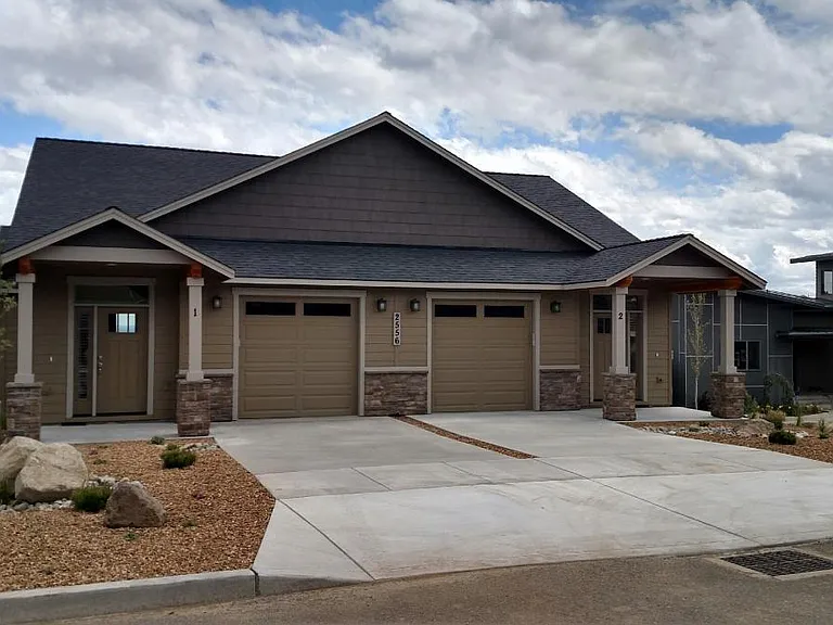 2556 NW Awbrey Point Cir — Photo 1