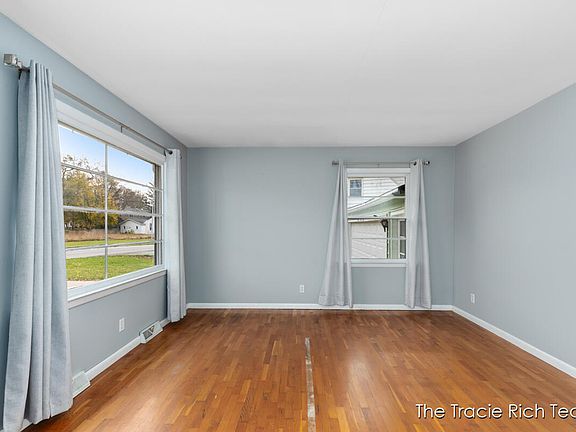 5th image of 3955 Grape Ave NE