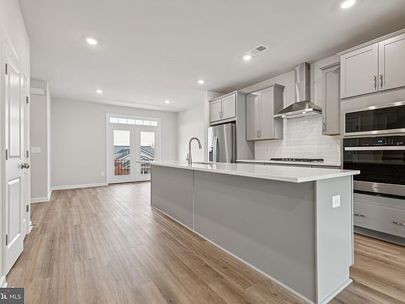 3rd image of 905 Sawback Sq NE