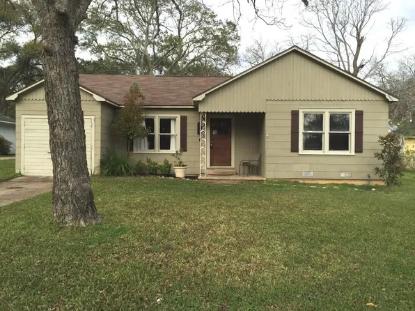 106 E Obryant St, Bellville, TX 77418