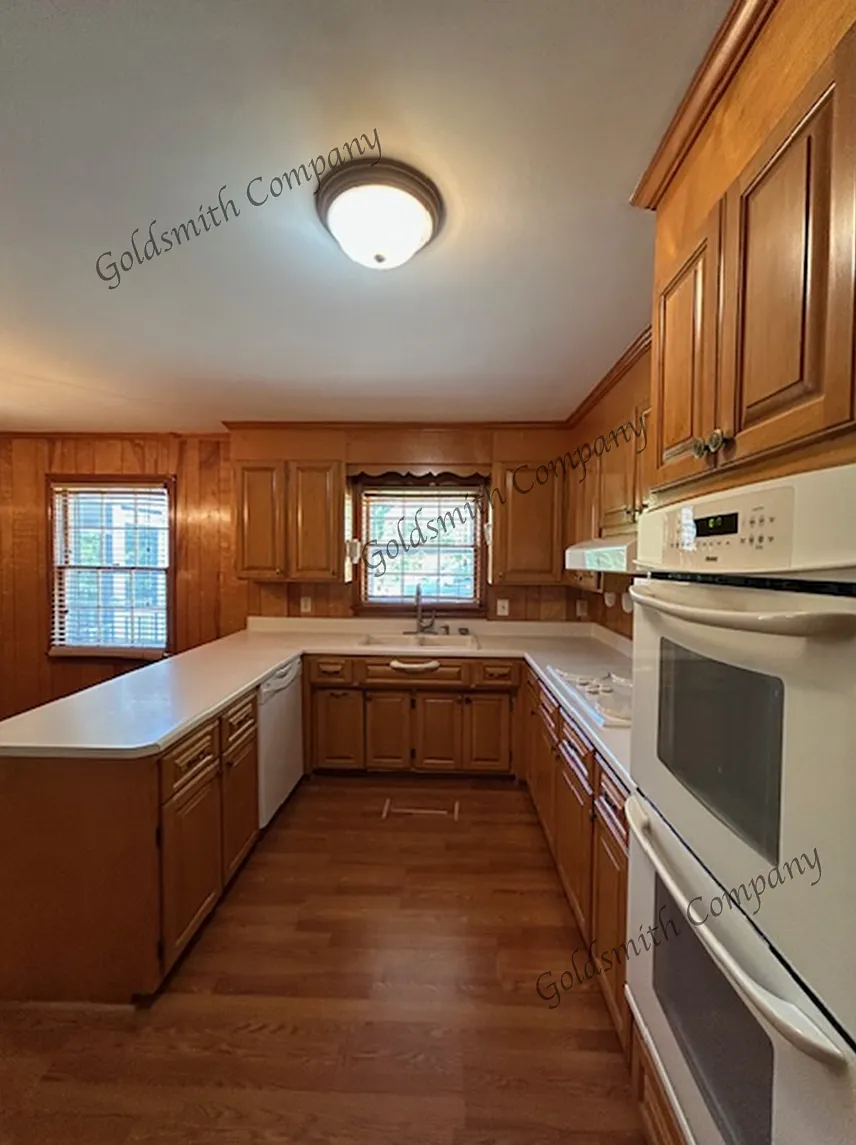 3 bed, 3.0 bath, 2400 sqft, $2,600 — Photo 2