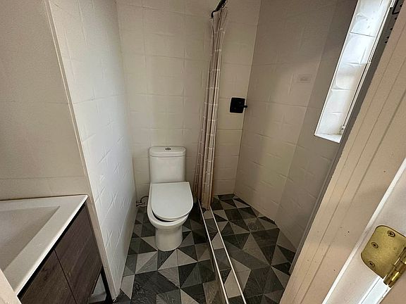 5th image of 249 Montrose Ave #4A