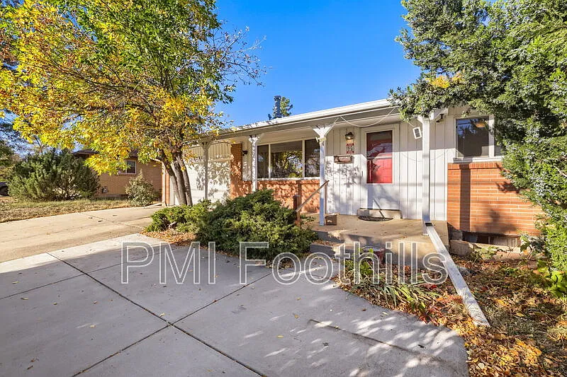 5 bed, 3.0 bath, 2422 sqft, $3,300 — Photo 3