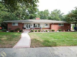 5750 Golfview Dr, Dearborn Heights, MI 48127