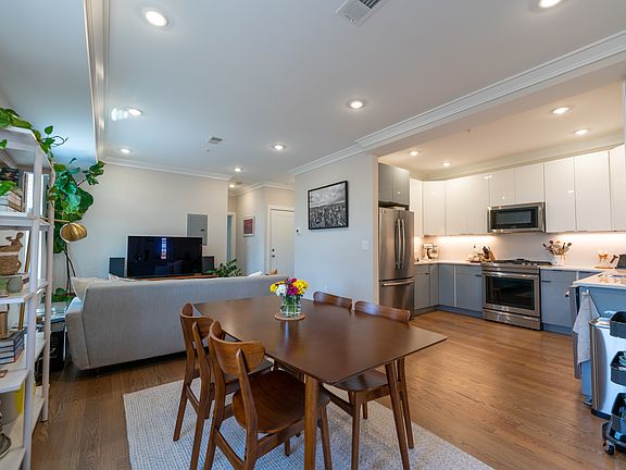 3rd image of 464 Sumner St #3