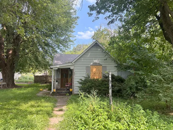 303 S 3rd St, Easton, IL 62633