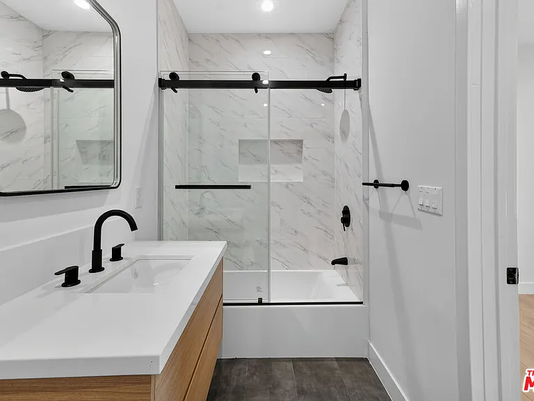 150 N Carondelet St — Photo 17